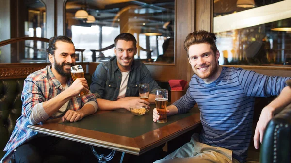 Amigos homens felizes bebendo cerveja no bar ou pub — Fotografia de Stock