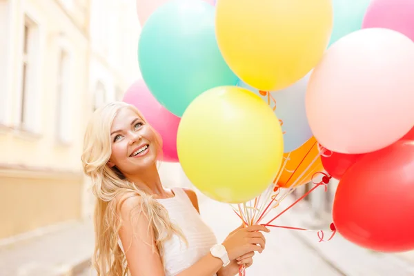 Улыбающаяся женщина с цветными воздушными шарами Лицензионные Стоковые Изображения
