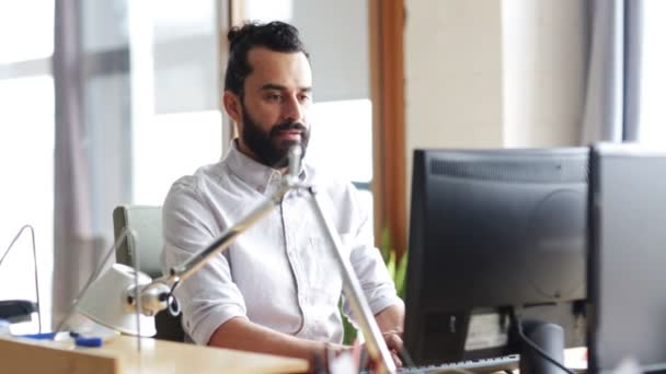 Trabalhador de escritório masculino criativo feliz com computador — Vídeo de Stock