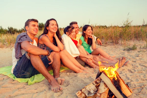 Smiling friends in sunglasses on summer beach — Stock Photo, Image