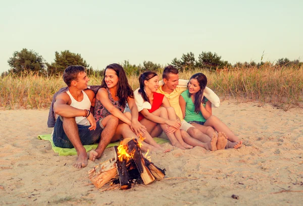 Lachende vrienden in zonnebril op zomer strand — Stockfoto