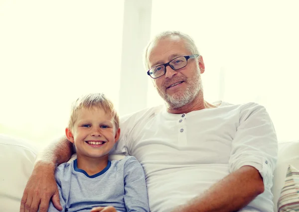 Nonno e nipote sorridenti a casa — Foto Stock