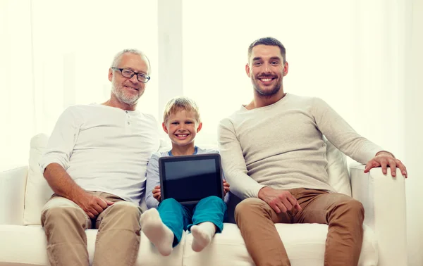 Familia sonriente con tablet pc en casa —  Fotos de Stock