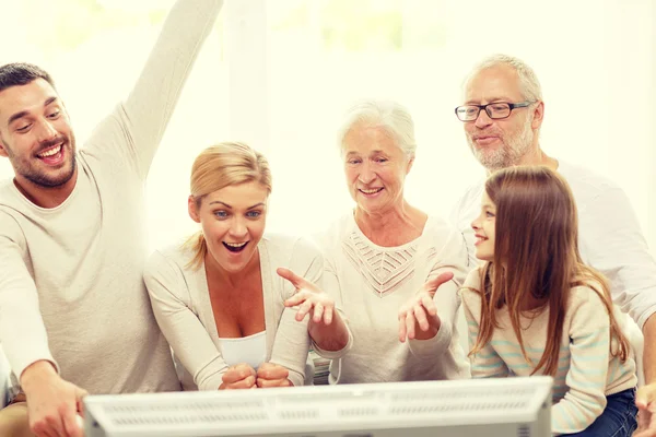 Glad familj tittar på TV hemma — Stockfoto