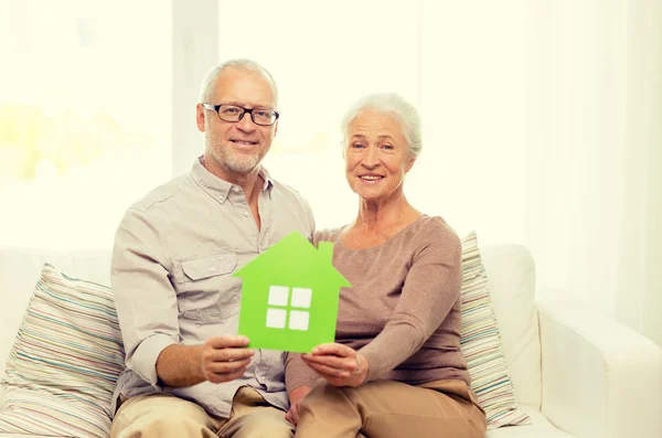 Feliz pareja de ancianos abrazándose en el sofá en casa — Foto de Stock