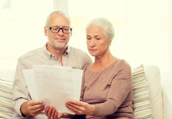 Seniorenpaar mit Papieren zu Hause — Stockfoto