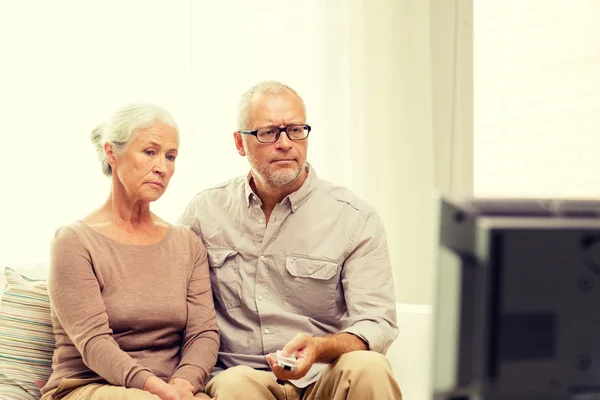 Senior koppel thuis tv-kijken — Stockfoto