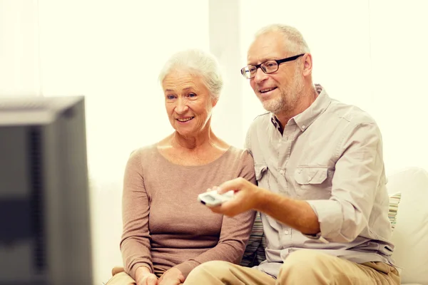 Felice coppia anziana guardando la tv a casa — Foto Stock