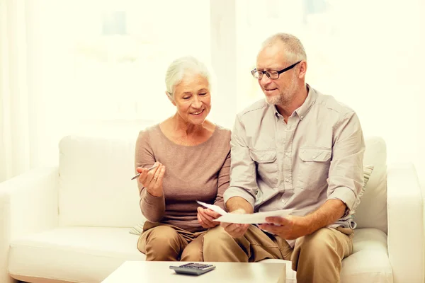 Senior couple with papers and calculator at home — Stock Photo, Image