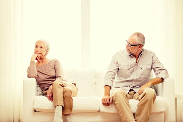 Pareja de ancianos sentados en el sofá en casa —  Fotos de Stock