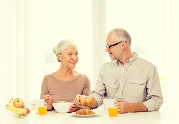 Feliz pareja de ancianos desayunando en casa — Foto de Stock