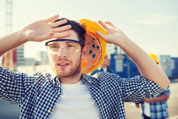 Grupo de construtores em hardhats ao ar livre — Fotografia de Stock