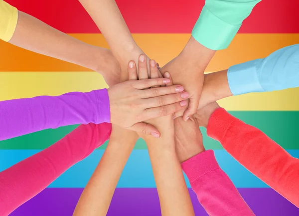 Primer plano de las mujeres con las manos en la parte superior sobre arco iris —  Fotos de Stock