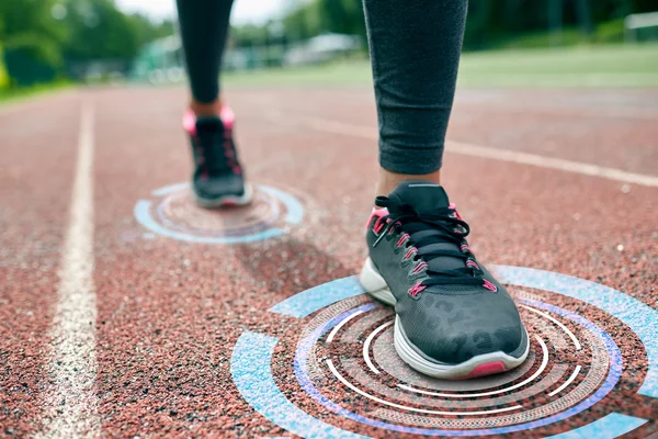 Primer plano de los pies de la mujer corriendo en la pista —  Fotos de Stock