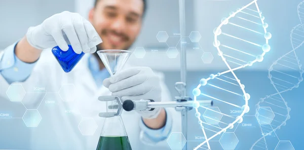 Primer plano del científico con tubos de ensayo y embudo — Foto de Stock