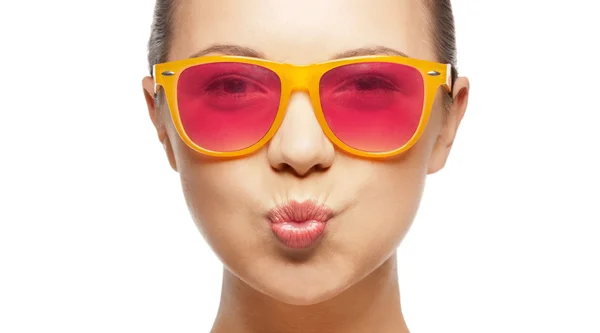 Girl in pink sunglasses blowing kiss — Stock Photo, Image