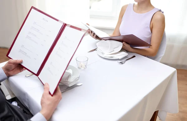 Close up of couple with menu at restaurant — Stock Photo, Image