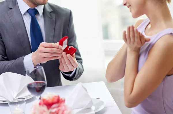 Excitada joven mujer y novio dando su anillo — Foto de Stock