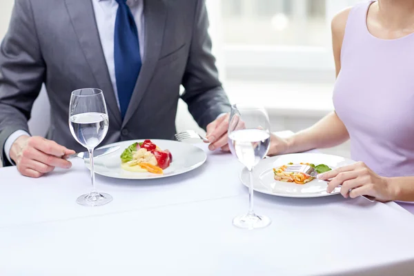 Close up of couple eating appetizers at restaurant — Stock Photo, Image