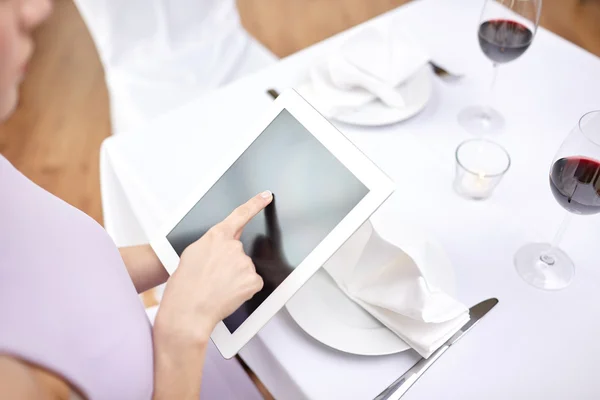 Zamknij się z kobieta z komputera typu tablet w restauracji — Zdjęcie stockowe