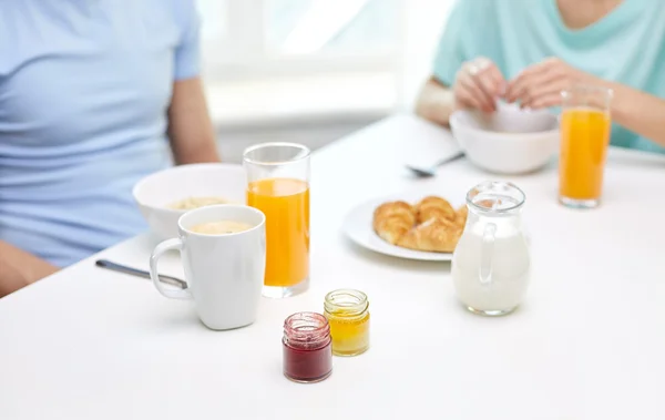 家で朝食を持っているカップルのクローズ アップ — ストック写真