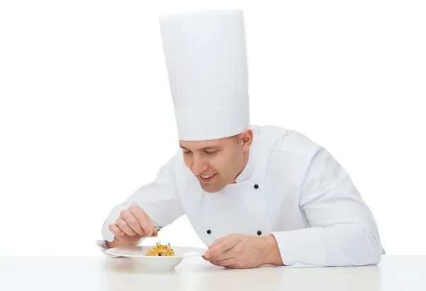 Šťastný muž šéfkuchaře vařit dekorační misky — Stock fotografie
