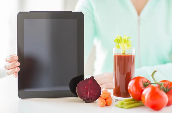 Primer plano de la mujer con la tableta PC y verduras — Foto de Stock