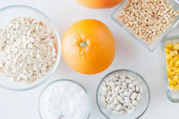 Primer plano de los ingredientes alimentarios en la mesa — Foto de Stock