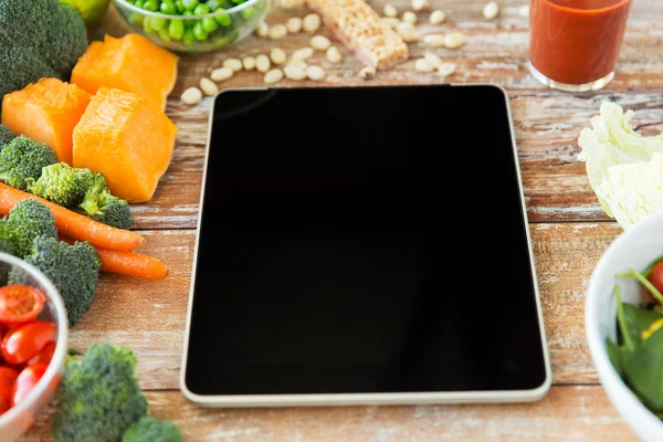 Närbild på Tom tablet pc-skärmen och grönsaker — Stockfoto