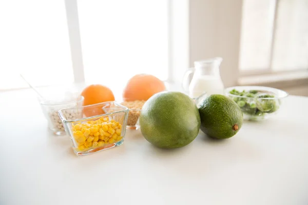 Primer plano de los ingredientes alimentarios en la mesa — Foto de Stock