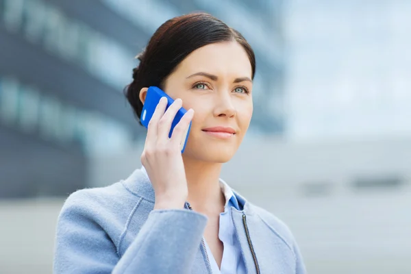 Giovane donna d'affari sorridente che chiama sullo smartphone — Foto Stock