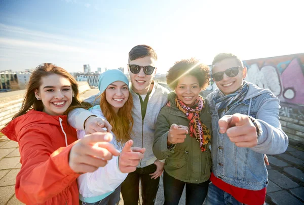 Gelukkig jeugdvrienden wijzen vingers op straat — Stockfoto