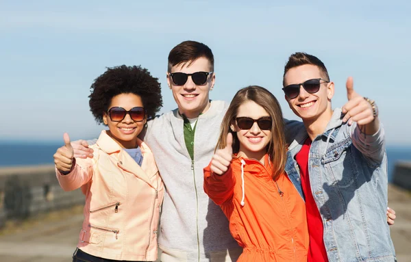 Heureux adolescents amis dans les nuances étreignant à l'extérieur — Photo