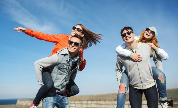 Happy teenage friends having fun outdoors — Stock Photo, Image