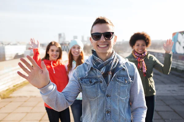 Amigos adolescentes felices saludando las manos en la calle de la ciudad — Foto de Stock