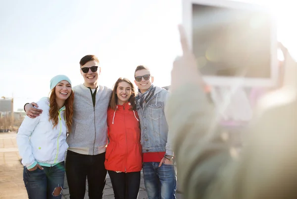 Amigos adolescentes felices con tableta pc fotografiar —  Fotos de Stock