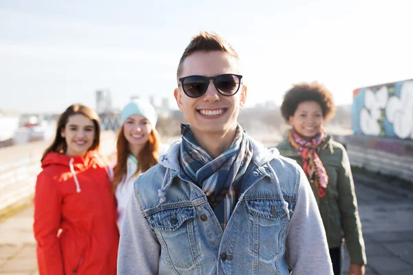 Group of happy teenage friends on city street — Stock Photo, Image