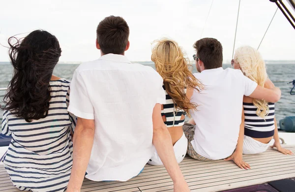 Gruppe von Freunden auf dem Jachtdeck — Stockfoto