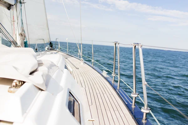 Nahaufnahme von Segelboot oder Segeljachtdeck und Meer — Stockfoto