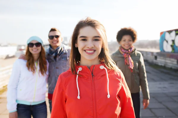 Grupa szczęśliwy nastoletnich przyjaciół na ulicy miasta — Zdjęcie stockowe