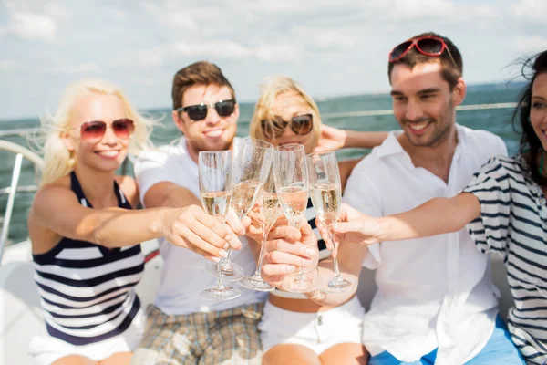 ヨットの上でシャンパンのグラスと幸せな友達 — ストック写真