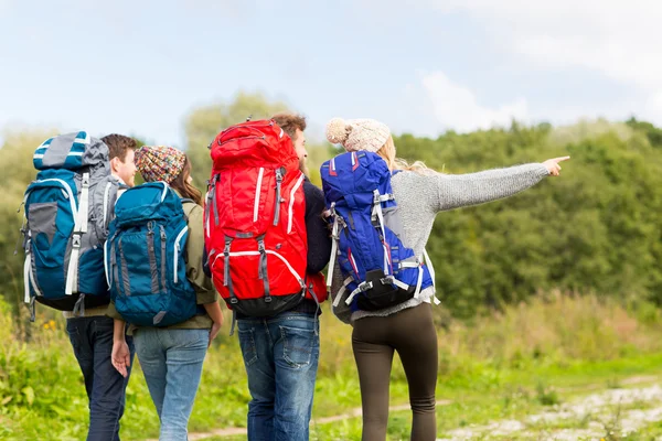 Group of friends with backpacks hiking — Stock Photo, Image