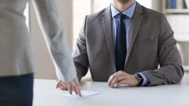 Primer plano de hombre de negocios aceptar soborno de dinero — Vídeos de Stock