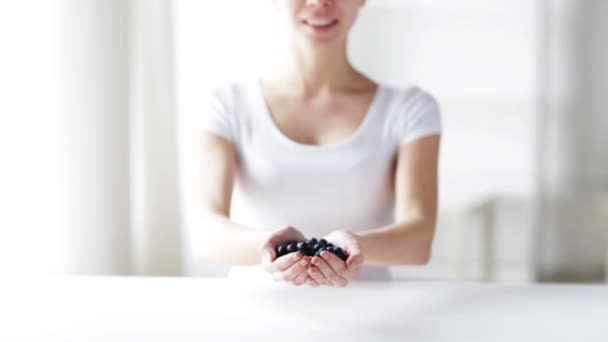 Close up of young woman showing blueberries — Stock Video