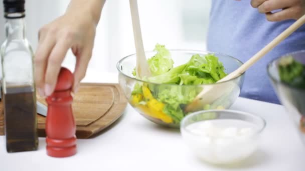 烹饪蔬菜沙拉在家里的女人的特写 — 图库视频影像