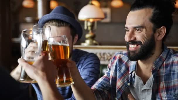 Happy mannelijke vrienden drinken bier bij bar of pub — Stockvideo