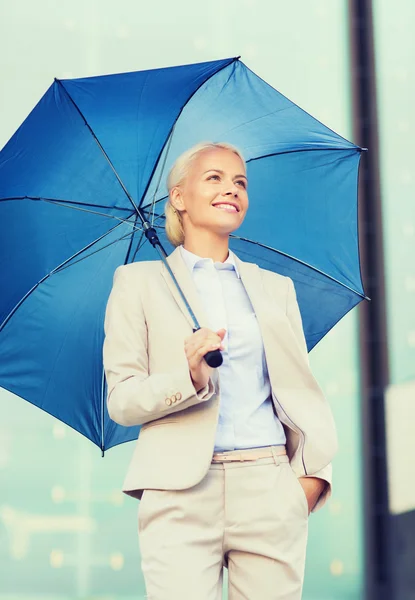 Junge lächelnde Geschäftsfrau mit Regenschirm im Freien — Stockfoto