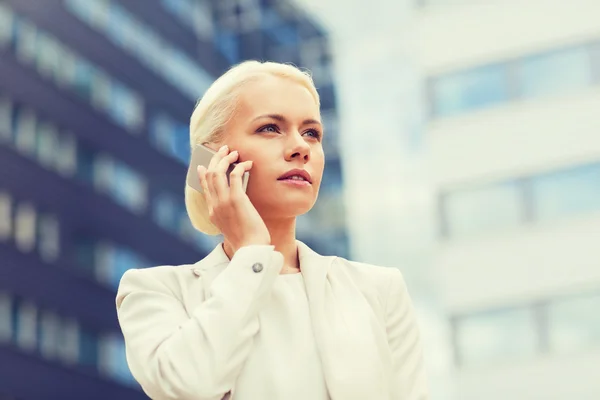 Mujer de negocios seria con teléfono inteligente al aire libre — Foto de Stock