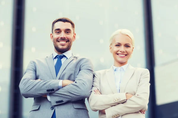 Sonriente hombre de negocios y mujer de negocios al aire libre — Foto de Stock