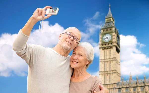 Senior couple taking selfie on camera over big ben — Stock Photo, Image